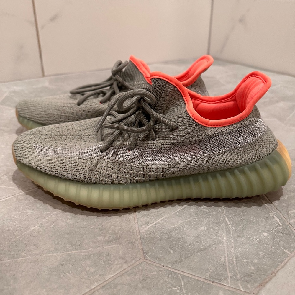 Yeezy Boost 350 V2 in Desert Sage US Men’s 8.5, pristine condition